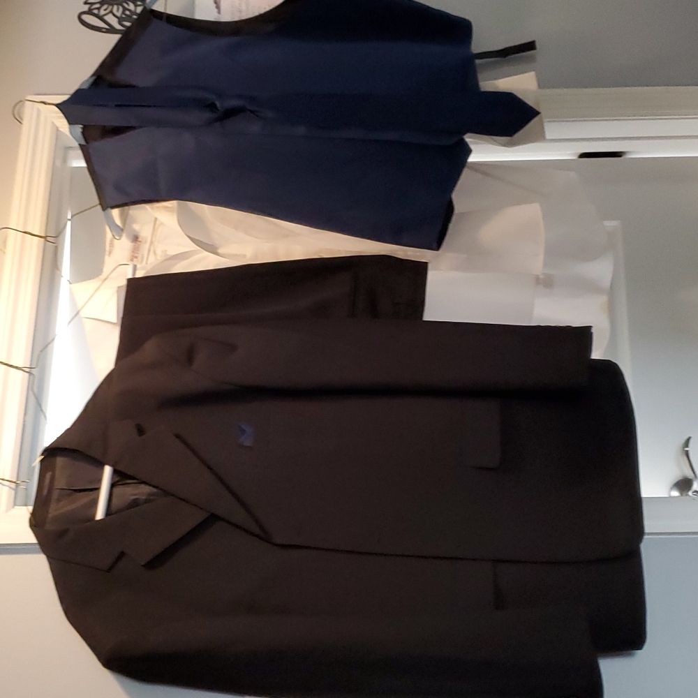 Mens suit jacket,pants 40x32,shirt 171/2-35, vest and tie